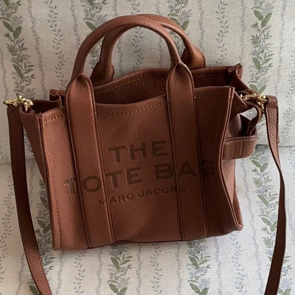 Marc Jacobs Handbags - Marc Jacobs Small Tan Leather Tote / Crossbody